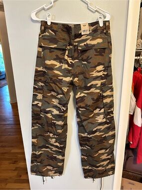 NWT Midrise Levi ‘94 baggy cargo camo pants women’s size 27